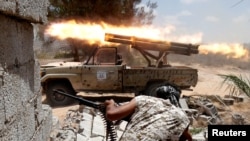 지난달 21일 시르테에서 이슬람 수니파 극단주의 무장조직 ISIL과 전투를 수행하고 있는 리비아 정부군 병사. (자료사진) 
