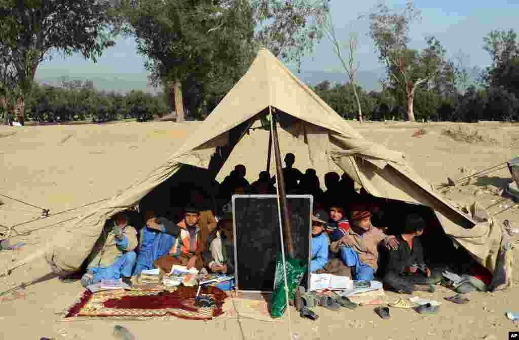 Siswa Afghanistan menghadiri kelas di tenda di Jalalabad, ibukota provinsi Nangarhar.