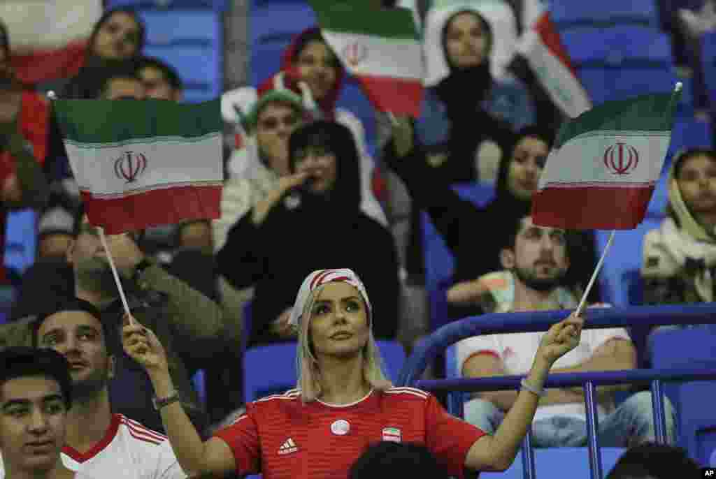 اسوشیتدپرس در حاشیه بازی امروز ایران و عراق، عکس هایی از تماشاگران ایرانی منتشر کرده است.