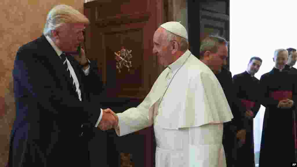 Le président américain Donald Trump serre la main au pape François au Vatican, le &nbsp;24 mai 2017.