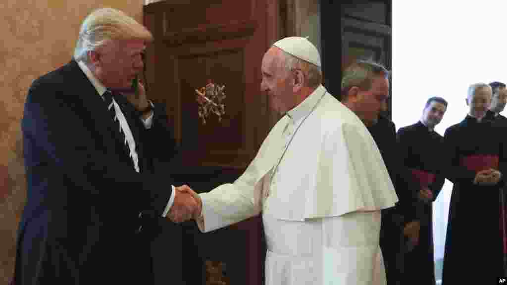 Shugaban kasar Amurka Donald Trump ya gana da paparoma Francois a Fadar Vatican inda suka tattauna akan lamura domin kawo zaman lafiya a fädin Duniya, ranar Laraba 24 ga watan Mayu shekarar 2017. &nbsp;