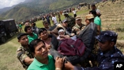 Des soldats népalais portent un homme blessé sur un brancard de fortune au Népal, le 27 avril 2015 