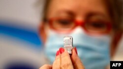 Arhiva - Zdravstvena radnica drži dozu vakcine protiv Kovida 19.