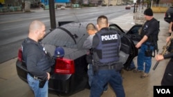 Petugas imigrasi AS melakukan penangkapan imigran di Los Angeles, California (foto: ilustrasi). 