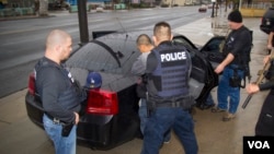 Petugas Badan Penegakan Imigrasi AS (ICE) menangkap seorang imigran di Los Angeles, California (10/2).