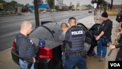 美国移民局2017年2月7日发布的照片显示有外国人被捕