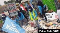 Berbagai jenis dan merk kemasan plastik asal Amerika Serikat, turut mencemari lingkungan hidup di Indonesia. (Foto: VOA/Petrus Riski)