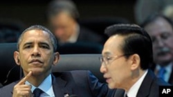 Tổng thống Hoa Kỳ Barack Obama (trái) và Tổng thống Nam Triều Tiên Lee Myung-bak trong phiên họp tại hội nghị Thượng đỉnh An ninh Hạt nhân