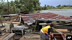 ဖိလစ်ပိုင်မှာတိုက်ခတ်သွားတဲ့ Bopha တိုင်ဖုန်းမုန်တိုင်းကြောင့် ပျက်စီးမှုများ။