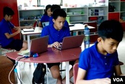 FILE: Students work on creating a website during a class at the Liger Learning Center, a school in Phnom Penh that emphasizes courses in science, technology, engineering and mathematics. (Dene-Hern Chen for VOA News)