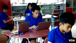 Students work on creating a website during a class at the Liger Learning Center, a school in Phnom Penh that emphasizes courses in science, technology, engineering and mathematics. (Dene-Hern Chen for VOA News)