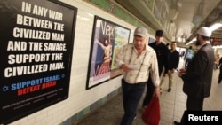 El polémico cartel en el metro de Nueva York.
