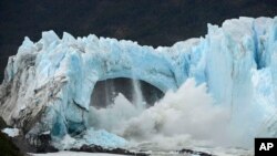 Hielo se desprende del glaciar Perito Moreno en el Parque Nacional Los Glaciares cerca de El Calafate, en la Patagonia argentina. 10-3-16. Foto AP Francisco Muñoz.