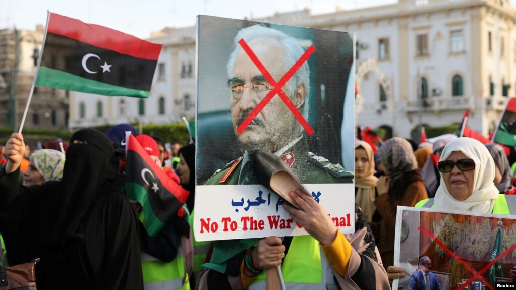 Para pengunjuk rasa Libya menggelar demonstrasi di Alun-alun Martir di pusat Kota Tripoli, Libya, 19 April 2019. Mereka menutut penghentian serangan atas Tripoli oleh Khalifa Haftar.