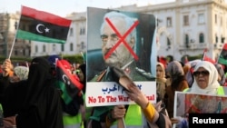 Para pengunjuk rasa Libya menggelar demonstrasi di Alun-alun Martir di pusat Kota Tripoli, Libya, 19 April 2019. Mereka menutut penghentian serangan atas Tripoli oleh Khalifa Haftar.
