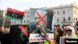 리비아 시민들이 19일 칼리파 하프타르 사령관이 이끄는 리비아국민군의 트리폴리 진격에 반대하는 시위를 벌이고 있다. 