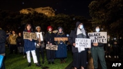 Para pengunjuk rasa Selandia Baru menggelar doa bersama sebagai dukungan terhadap aksi brutal polisi yang menyebabkan tewasnya George Floyd di Minneapolis, di depan gedung parlemen di Wellington, 1 Juni 2020. (Foto oleh David Lintott / AFP)