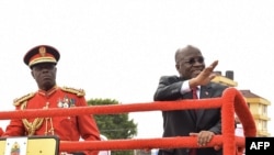 Le président tanzanien John Pombe Magufuli, à droite, salue lors de la cérémonie de commémoration du 56ème anniversaire de l'indépendance du pays à Dodoma le 9 décembre 2017.