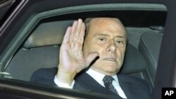 ອະດີດນາຍົກລັດຖະມົນຕີ Silvio Berlusconi ອອກຈາກທໍານຽບປະທານາທິບໍດີອີຕາລີໄປ ຫລັງຈາກປຶກສາຫາລືກັບ ປະທານາທິບໍດີ Giorgio Napolitano, ວັນເສົາ ທີ 12 ພະຈິກ 2011, ກ່ອນການປະກາດລາອອກຈາກຕໍາແໜ່ງຂອງທ່ານ.