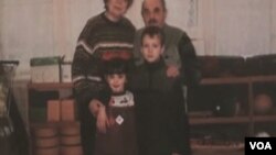 Dmitry i Dasha kao djeca, sa bakom i dedom