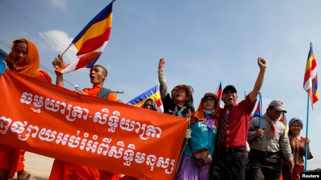 រូបឯកសារ៖ ពលរដ្ឋនាំគ្នាដើរដង្ហែក្បួនជាមួយនឹងព្រះសង្ឃពីខេត្តស្វាយរៀង នៅមុនថ្ងៃប្រារព្ធទិវាសិទ្ធិមនុស្សអន្តរជាតិ ដែលនឹងប្រារព្ធឡើងនៅរាជធានីភ្នំពេញ ថ្ងៃទី៩ ខែធ្នូ ឆ្នាំ២០១៣។