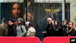 人們在紐約排隊等候觀賞達芬奇畫作“救世主”