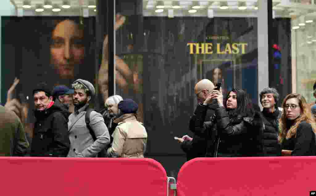 Kwana guda kafin a yi gwanjon zanen "Salvator Mundi" na Leonardo da Vinci, mutane sun yi layi a kofar dakin gwanjon Christie's a New York domin su ganewa idanunsu wannan zane, Talata 14 Nuwamba, 2017.
