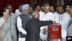 Cựu Bộ trưởng Tài chính Ấn Ðộ Pranab Mukherjee bỏ phiếu tại New Delhi, ngày 19/7/2012