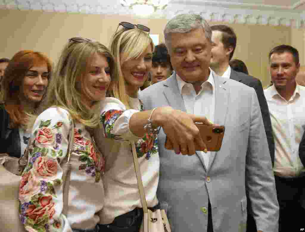 پترو پروشنکو رئیس جمهوری سابق اوکراین در حاشیه شرکت در انتخابات پارلمانی با رای دهندگان سلفی می گیرد. او امیدوار است حزب او یک ائتلاف قوی در پارلمان تشکیل دهد.&nbsp;