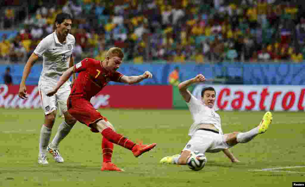 Belgium's Kevin De Bruyne scores against the U.S. in extra time during at the Fonte Nova arena in Salvador, July 1, 2014. 