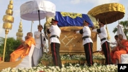The casket containing the body of Cambodia's late King Norodom Sihanouk is carried by a flotilla of legendary phoenix in the procession on the street in Phnom Penh, Cambodia, October 17, 2012. 