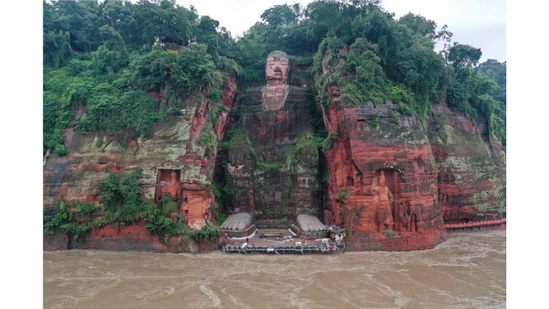 Patung Buddha Raksasa di kawasan Leshan, provinsi Sichuan, barat daya China, dikepung banjir setelah hujan lebat melanda kawasan tersebut, 19 Agustus 2020.