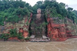 Patung Buddha Raksasa di kawasan Leshan, provinsi Sichuan, barat daya China, dikepung banjir setelah hujan lebat melanda kawasan tersebut, 19 Agustus 2020.