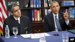 El presidente Obama junto al director nacional de Salud, Vivek Murthy, en la Universidad Howard de Washington.