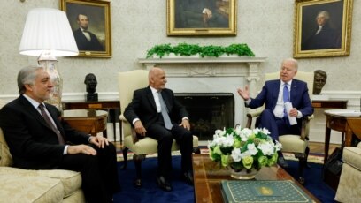 Tổng thống Mỹ Joe Biden hội kiến ổng thống Afghanistan Ashraf Ghani và Chủ tịch Hội đồng Cao cấp về Hòa giải Quốc gia Abdullah Abdullah tại Nhà Trắng, ở Washington, ngày 25 tháng 6, 2021.