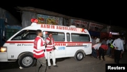 Des ambulanciers se tiennent près du lieu d'une explosion à la jonction de Benadir à Mogadiscio, en Somalie, le 2 juillet 2018. (Photo REUTERS/Feisal Omar)