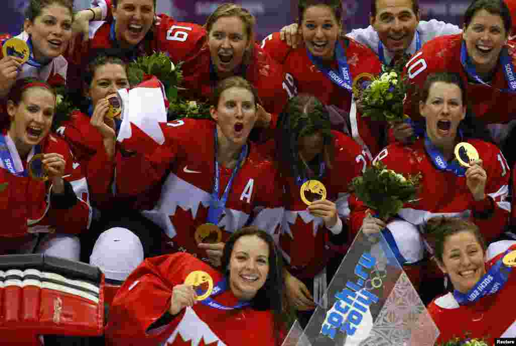 Para anggota tim Canada berpose dengan medali emas mereka dalam upacara penyerahan medali, setelah mengalahkan tim Amerika dalam final hoki es Olimpiade Musim Dingin 2014 di Sochi, Rusia (20/2).