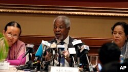 Former U.N. Secretary-General Kofi Annan, center, chairman of the advisory commission on Rakhine State, talks to journalists during a press briefing along with commission members Mya Thidar, left, and Saw Khin Tint, right, at a hotel Tuesday, Dec. 6, 2016