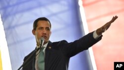 El líder de la oposición venezolana y presidente interino de Venezuela, Juan Guaidó, habla con dirigentes sindicales en Caracas, Venezuela.