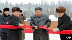 Esta foto tomada el 2 de diciembre de 2019 y divulgada por la agencia de noticias norcoreana muestra al líder Kim Jong Un, segundo desde la derecha, cortando una cinta para marcar el final de la construcción del municipio del condado de Samjiyon.