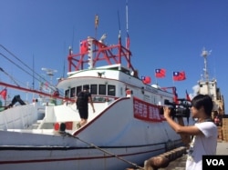 渔船上打着“保祖产 护主权”的标语