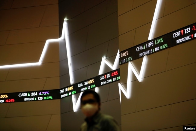 Layar menampilkan indeks pasar saham di Bursa Efek Indonesia (BEI), seiring berlanjutnya wabah penyakit coronavirus (COVID-19), di Jakarta, Indonesia, 8 September 2020. (REUTERS / Willy Kurniawan)