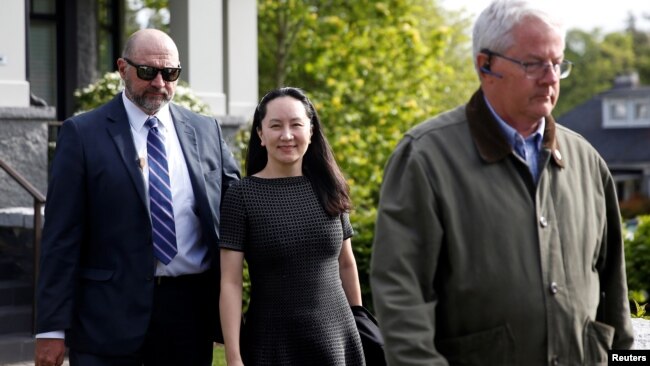 资料照：被加拿大逮捕的华为财务总监孟晚舟离开其加拿大住所。（2019年5月8日）