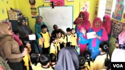 Anggota FPAK tengah mengedukasi murid dan orang tua di PAUD Permata Hati. (VOA/Rio Tuasikal)