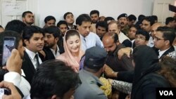 مریم نواز کمرہ عدالت میں داخل ہوئیں تو ان کی سیکیورٹی پر مامور اہلکاروں نے کمرے کی کنڈی لگا دی تاکہ مزید لوگ اندر نہ آ سکیں۔ 