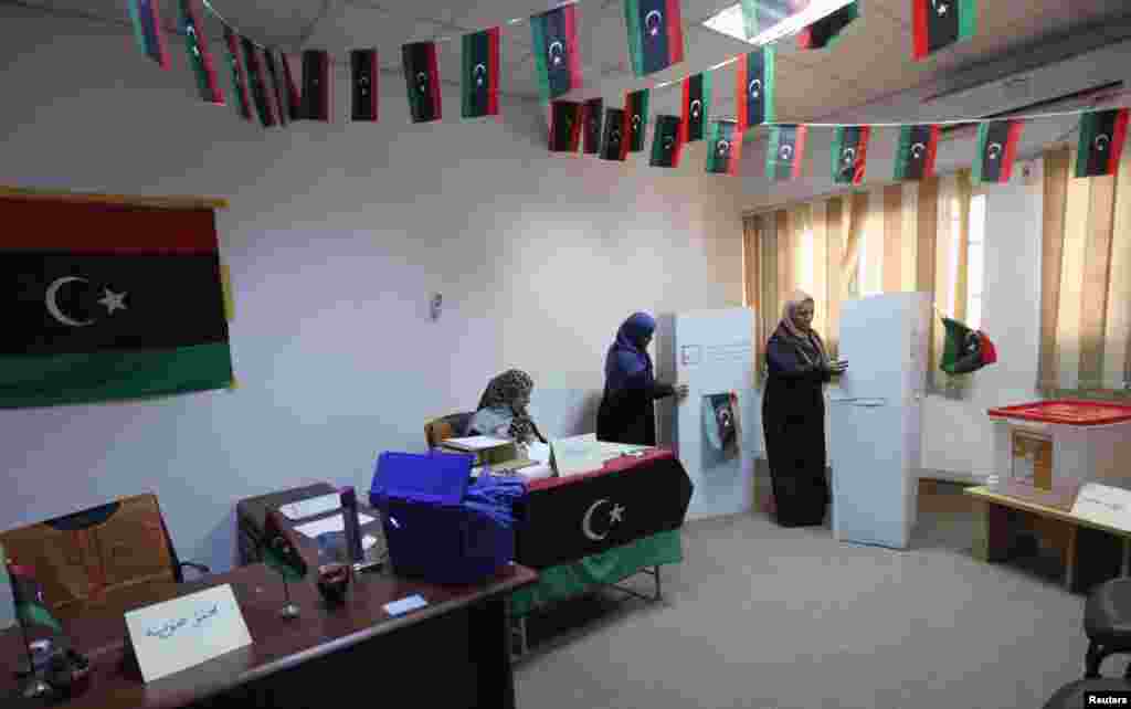 Para petugas pemilu berkerja di dalam sebuah sekolah menjelang pelaksanaan pemilu di Tripoli (24/6). 