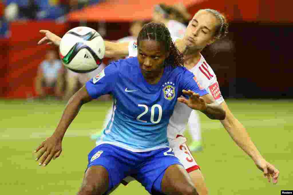 A jogadora brasileira, Formiga (20) luta pela bola com a defesa da Espanha, Leire Landa, (3) na segunda metade dum jogo de futebol no Grupo E do Mundial Femenino da FIFA no Estádo Olímpico em Montreal, Quebec, 13 de Junho. (Foto por Jean-Yves Ahern - USA Today)