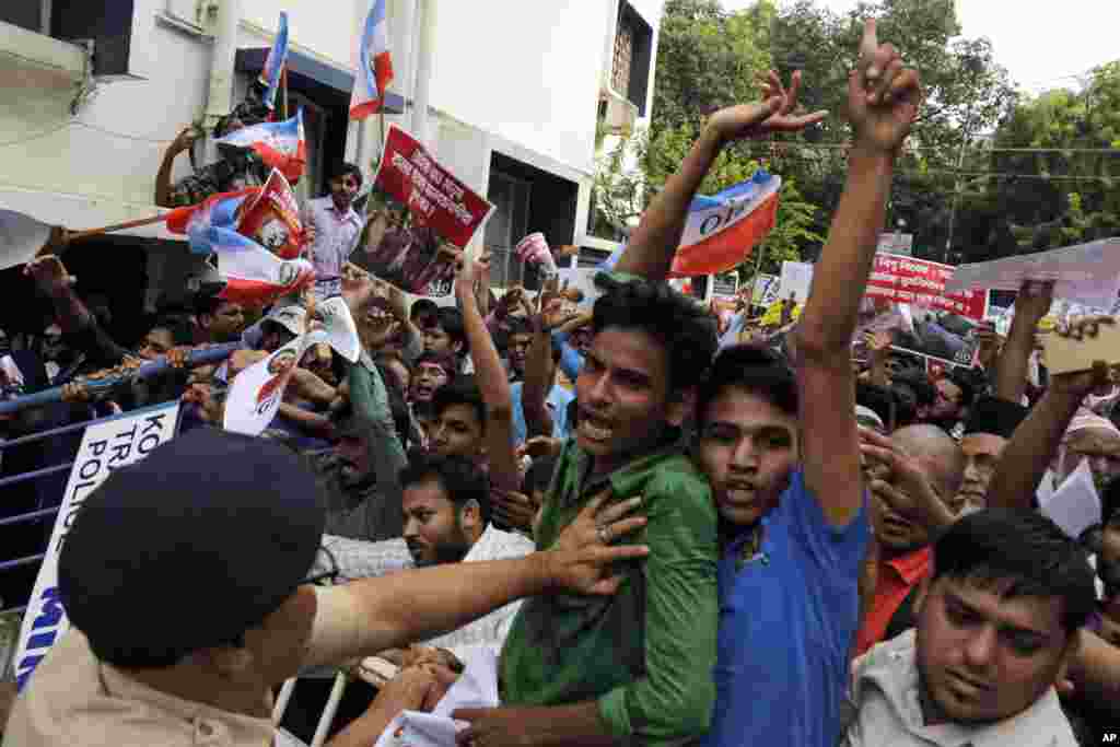 بھارت کے شہر کولکتہ میں روہنگیا مسلمانوں کے حق میں اسٹوڈنٹ اسلامک آرگنائزیشن آف انڈیا سے تعلق رکھنے والے نوجوان طلبہ میانمار کے قونصل خانے کے باہر احتجاج کر رہے ہیں