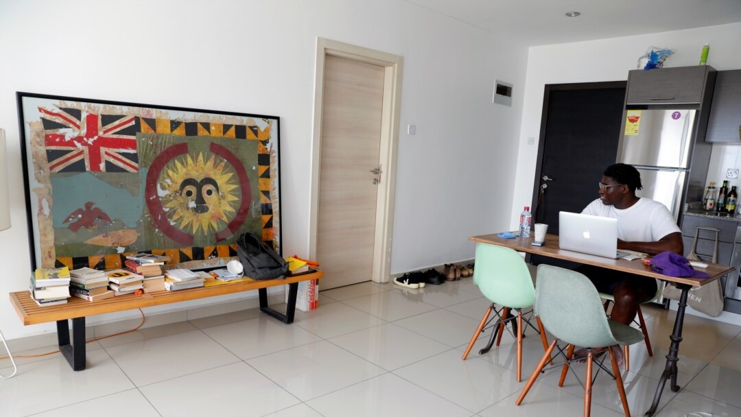 Los expertos sugieren que el teletrabajo se haga en espacios con suficiente iluminación y circulación de aire. En la foto, un hombre en Ghana, se prepara para realizar sus labores desde la comodidad de su casa durante el período de cuarentena impuesto por el Gobierno local.