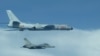 台湾战机在中国轰六机左边贴近飞行。（2017年7月20日） （台湾国防部提供） 